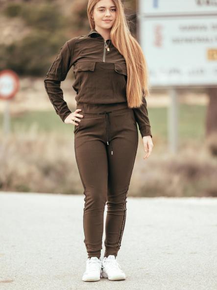 CHANDAL VERDE LISO CON FRANJAS LATERALES CON LETRAS