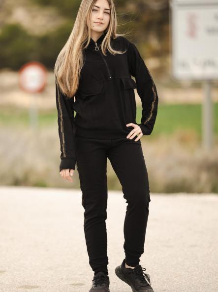 CHANDAL NEGRO LISO CON FRANJAS LATERALES CON LETRAS