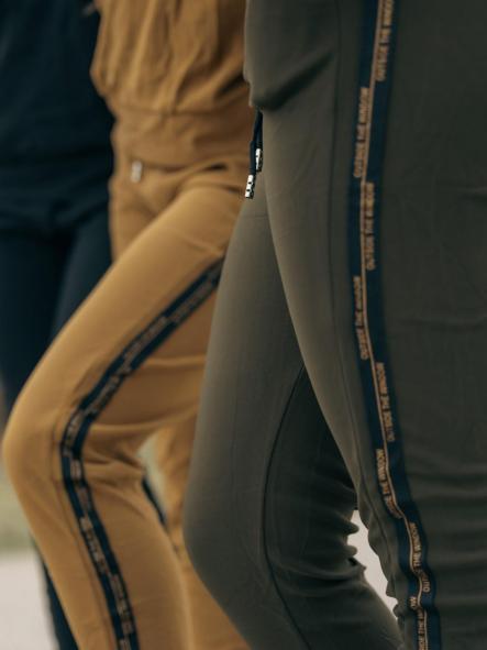 CHANDAL NEGRO LISO CON FRANJAS LATERALES CON LETRAS [2]