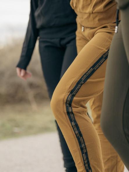 CHANDAL CAMEL LISO CON FRANJAS LATERALES CON LETRAS [3]