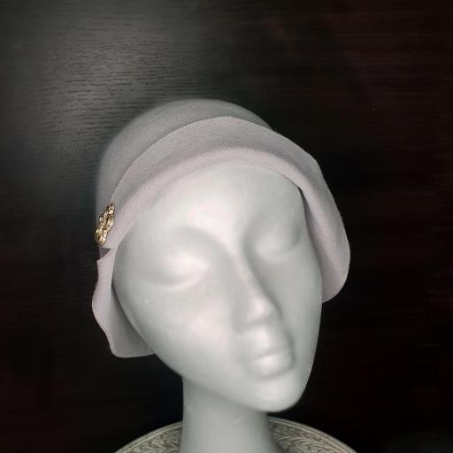 Cloché sombrero fieltro lana gris malva boton flor 1920 Mae [1]