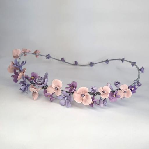 Corona tocado multiposición de porcelana flores rosa y lila Leta