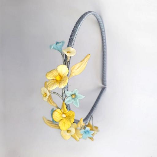 Tocado diadema de flores, hojas en azules y amarillos Cala [1]