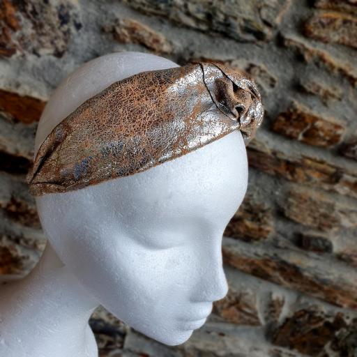 Diadema ancha estilo turbante en cuero plateado Cora [2]