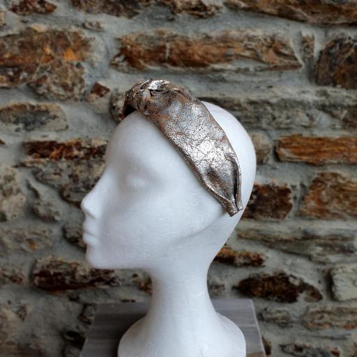 Diadema ancha estilo turbante en cuero plateado Cora [1]
