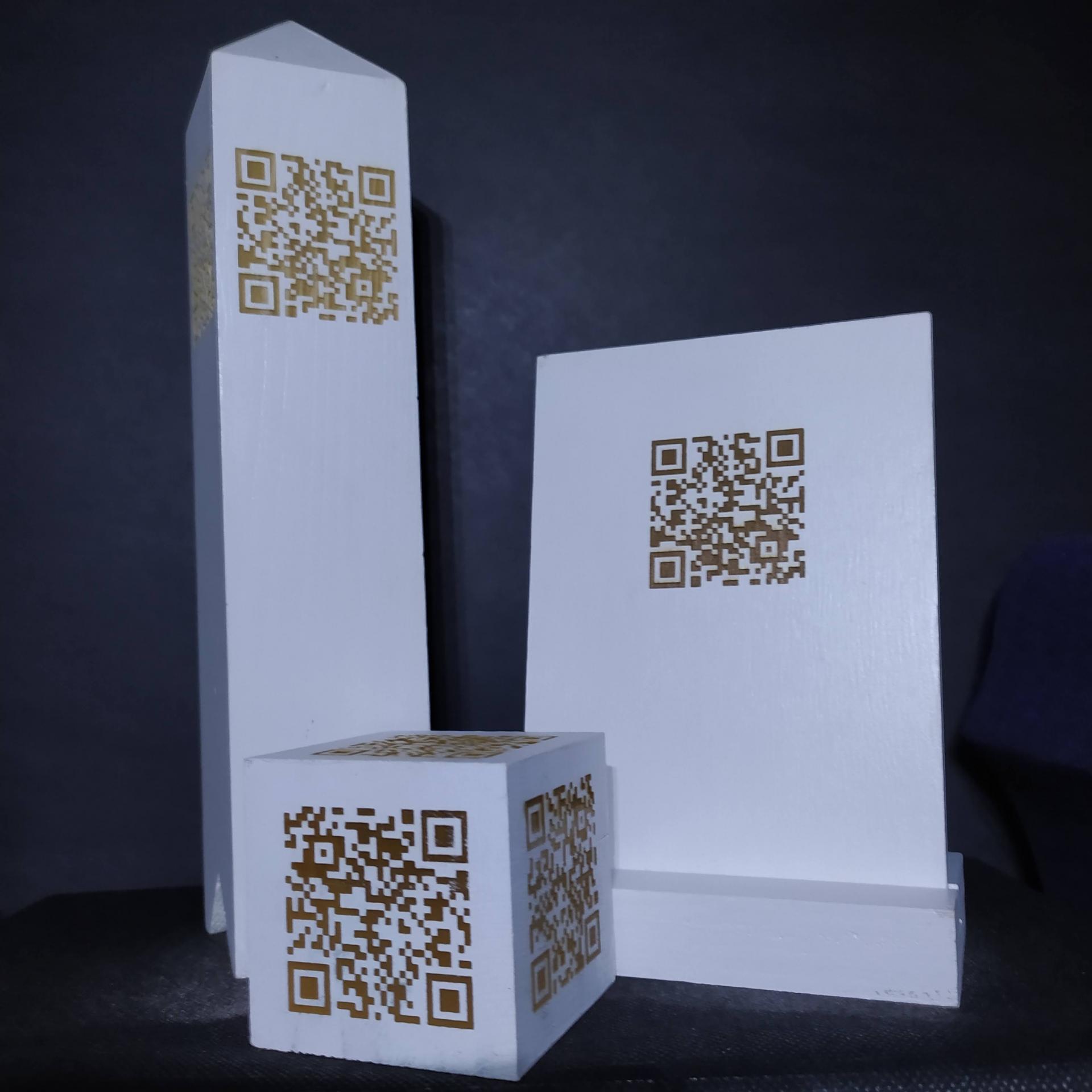 Soporte lectura Código QR de tu menú, carta o web en madera