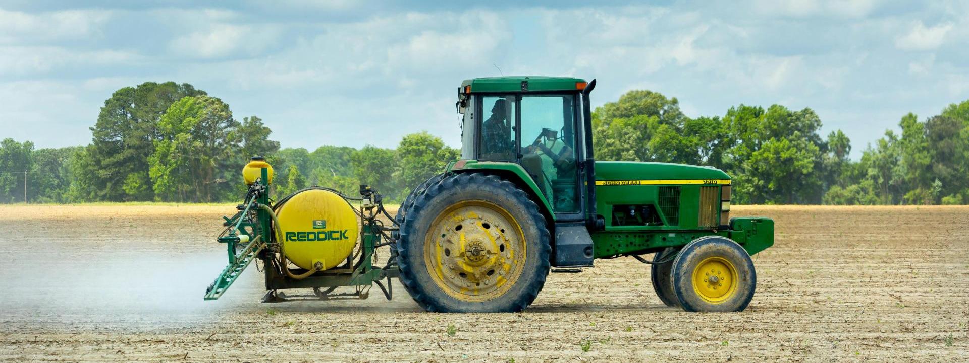 Ventajas de usar tractores agrícolas en el mantenimiento de terrenos