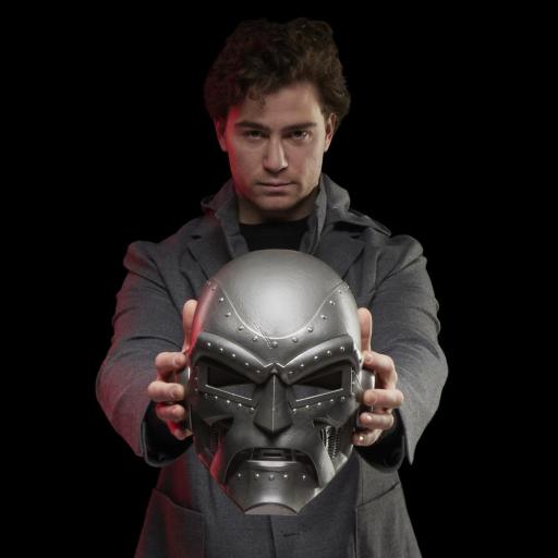 Casco premium Doctor Doom Legends Hasbro 15 cm [1]