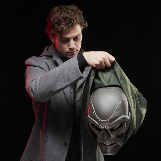 Casco premium Doctor Doom Legends Hasbro 15 cm [2]