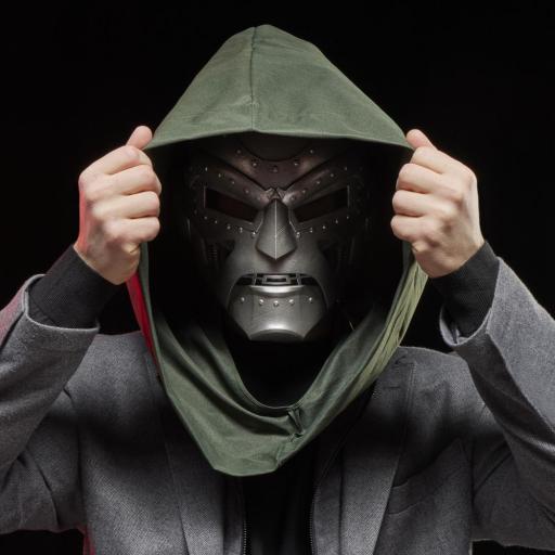 Casco premium Doctor Doom Legends Hasbro 15 cm [3]