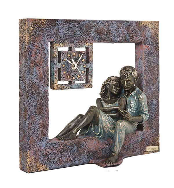 escultura-pareja-leyendo-un-libro-con-reloj-sobre-cuadrado-anglada-278-descanso-acabado-bronce-regalo-aniversario-boda-oro-plata-25-50-lomejorsg.jpg