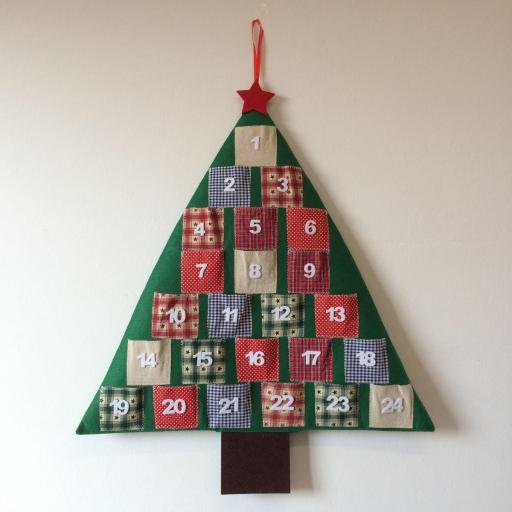 arbol-fieltro-calendario-adviento-24-bolsillos-patchwork-colgar-NA297-regalo-navidad-personal-lomejorsg.jpg [0]