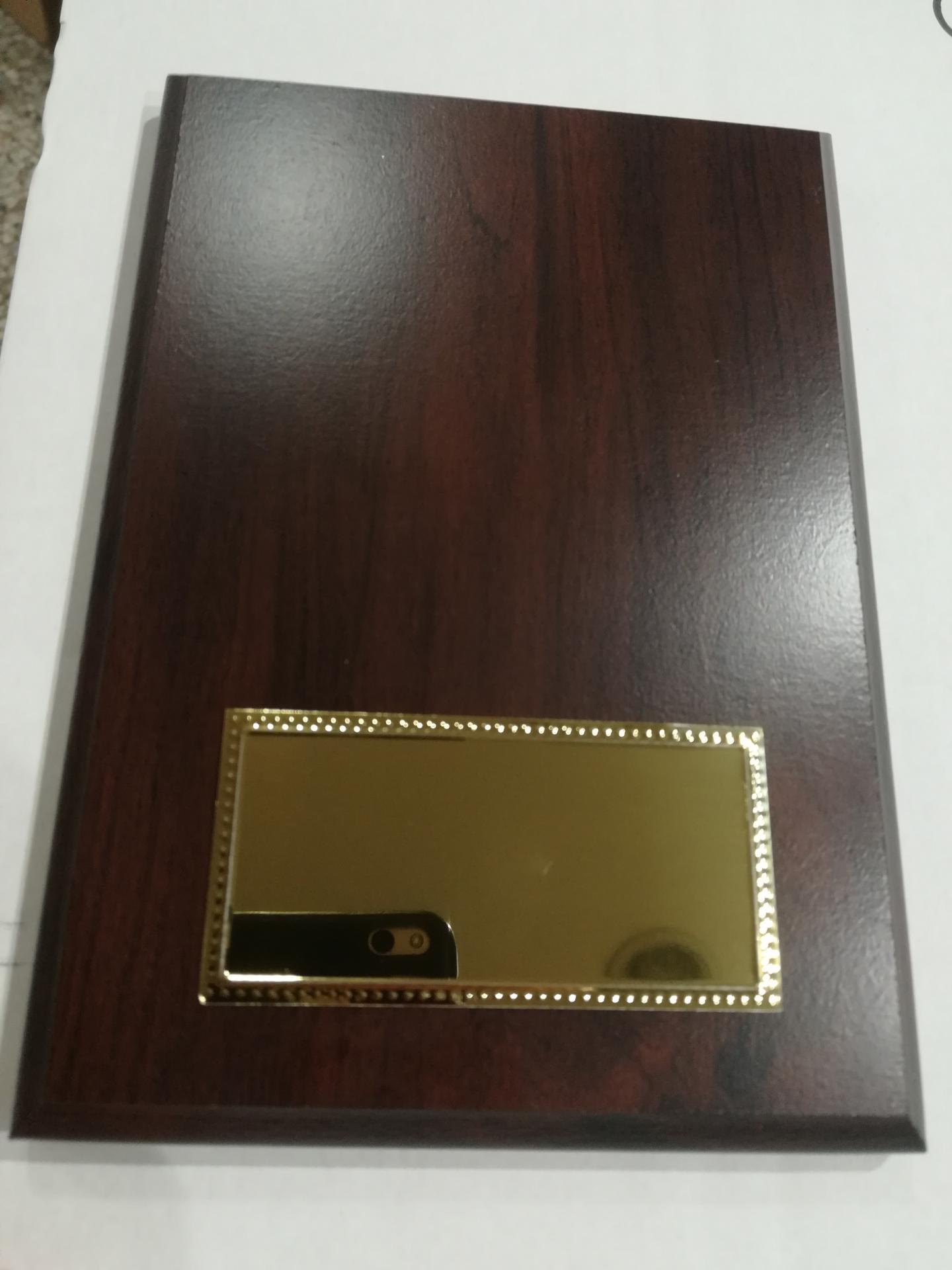 Base de madera con placa grabada para figura Nadal