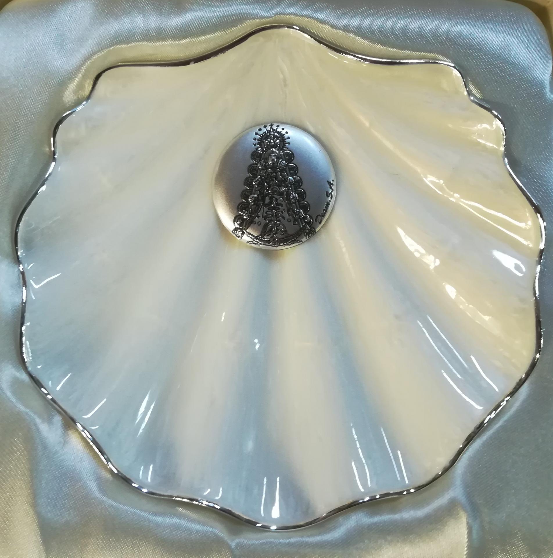 Concha Bautizo Cristal Nacar filo plata de 14x14 cm con ovalo Plata  Bilaminada de Virgen del Rocío de Deamsa : 29.90 euros