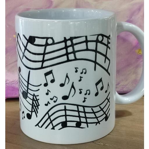 taza-mug-ceramica-blanca-musica-notas-motivos-pentagramas-musicales-blanco-negro-regalo-musicos-lomejorsg.jpg [1]