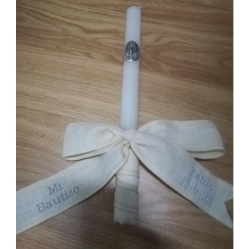 Vela Bautizo con Virgen en aplique Plata Bilaminada  y lazo Bordado con Mi Bautizo y el nombre [0]