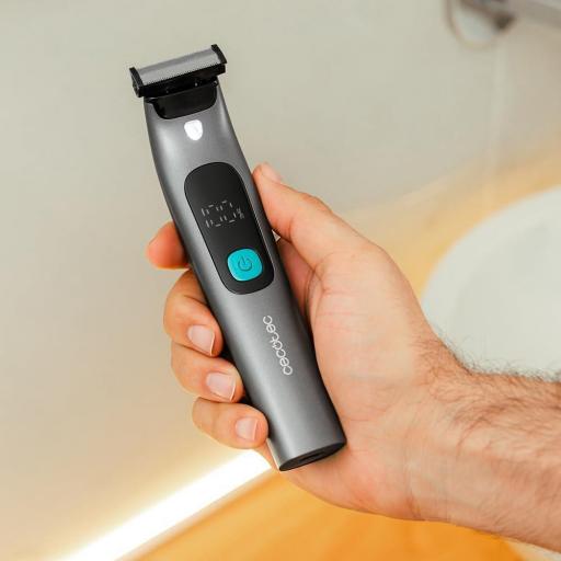 Cecotec Rasuradora Facial . Cuchillas de Acero Inoxidable, 3 Peines (1/3/5 mm), Base de Almacenamiento, Autonomía de 1,5h, Resistencia IPX7, Pantalla Inteligente [2]