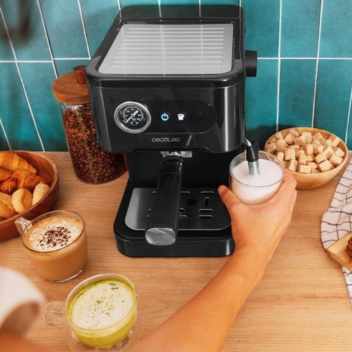  Cafetera Cecotec express . Cafetera express para espresso y cappuccino, 20 Bares de presión, Vaporizador orientable. Depósito de agua 1,5L. Disfruta de café de calidad en casa [3]
