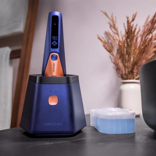 Cecotec Afeitadora Rotativa con Base Autolimpieza  3-5 mins, Incluye Líquido de Autolimpieza, Autonomía 90min, Cuchillas de Titanio, Resistente al Agua IPX7 [1]
