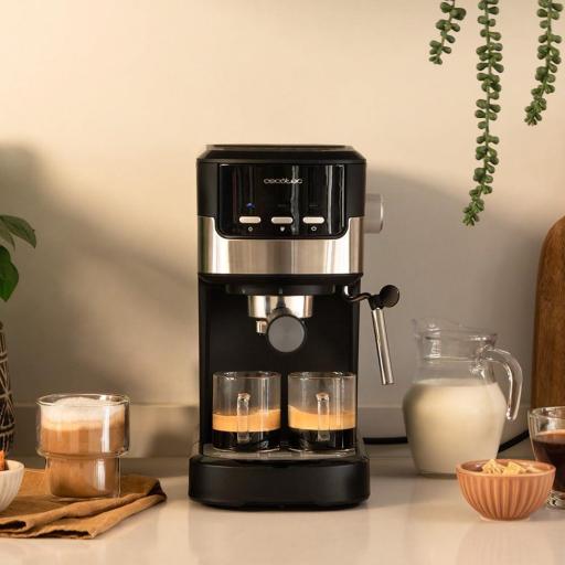  Cafetera Espresso Cecotec Compacta. 1100W, 20 Bares, Sistema Thermoblock, Vaporizador Orientable, Brazo Portafiltros con Doble salida y 2 Filtros, 1,25 Litros [1]