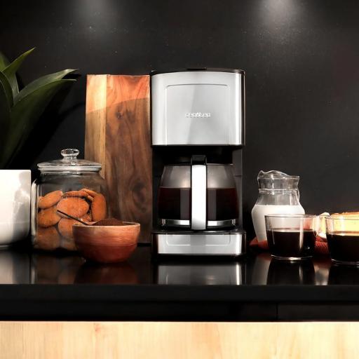 Cafetera de goteo de 12 tazas con acabado en acero inoxidable e intensificador de aroma. [1]