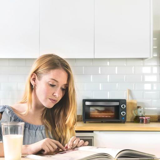 Horno de sobremesa Cecotec  10 L, 1000 W, Temporizador 60min, Temperatura regulable hasta 230ºC, Bandeja para hornear, parrilla y pinzas. [3]