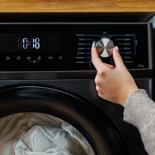  Secadora bomba de calor steel con capacidad de 8kg, clase E (equivalente a clase E), 15 programas y funciones como secado automático, giro bidireccional del tambor, Planchado Fácil, Stop&Go, Silence, Delay Start y KidLock [3]