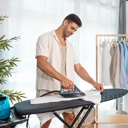  Centro de planchado CECOTEC de 3000 W con 7 bares de presión, suela cerámica ultradeslizante, sistema de seguridad Auto Shut Off, antigoteo y autolimpieza. Dos modos, 400 g/min de golpe de vapor y 140 g/min de vapor continuo. [1]