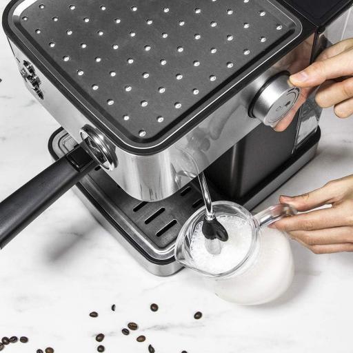 Cafetera Express CECOTEC de 850 W, 20 Bares, Manómetro, Depósito de 1,5L, Brazo Doble Salida, Vaporizador, Superficie Calientatazas, Acabados en Acero Inoxidable [3]