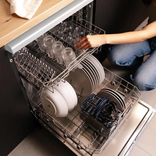 Lavavajillas blanco de 60 cm, diseñado para 13 cubiertos, con 6 programas de lavado y funciones Media Carga, programa 3 en 1, KidLock y panel FullTouch [3]