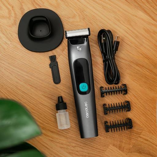 Cecotec Rasuradora Facial . Cuchillas de Acero Inoxidable, 3 Peines (1/3/5 mm), Base de Almacenamiento, Autonomía de 1,5h, Resistencia IPX7, Pantalla Inteligente [1]