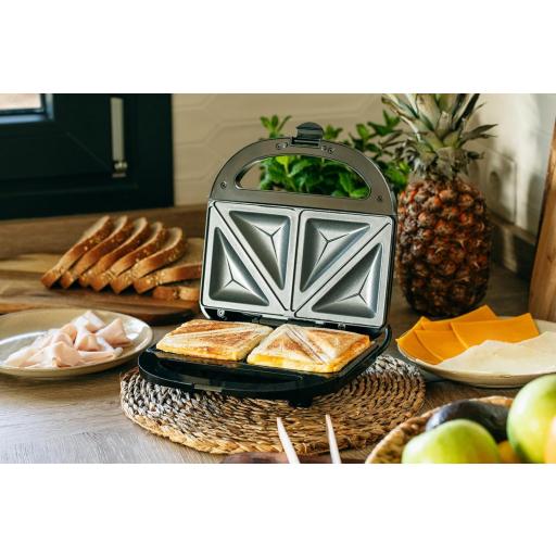 Sandwichera Family Care  750W, Revestimiento Antiadherente, Libre de BPA, Placas con Forma Triangular, Indicador LED, Asa de Tacto Frío, Color Acero y Negro [1]