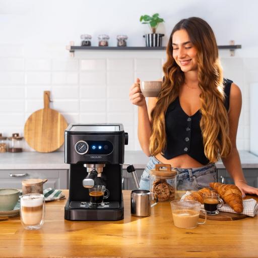 Cecotec Cafetera express para café espresso y cappuccino , 20 Bares, Vaporizador, Pantalla con botones, Depósito agua 1,5L, Tanque leche 550ml [1]