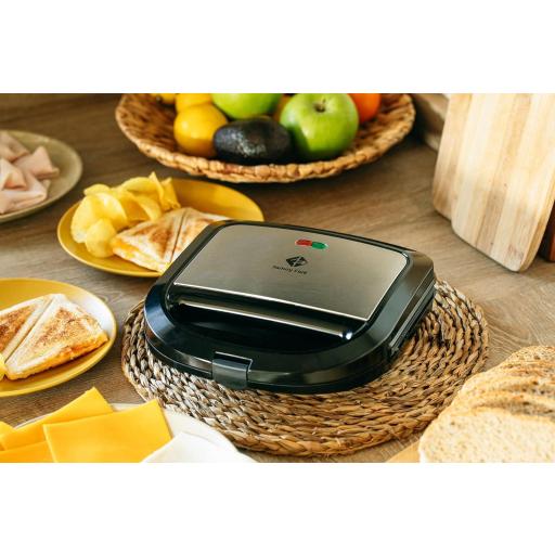 Sandwichera Family Care  750W, Revestimiento Antiadherente, Libre de BPA, Placas con Forma Triangular, Indicador LED, Asa de Tacto Frío, Color Acero y Negro [3]