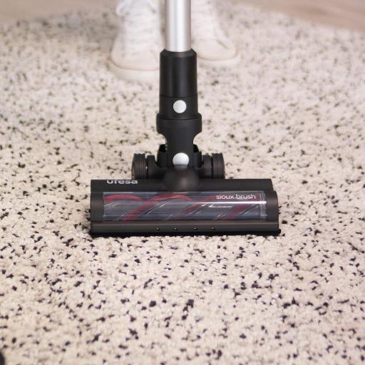  Aspirador Escoba Sin Cable Ufesa  Sin Bolsa, 20 KPA, Autonomía 40min, Batería de Litio 22.2V, 2 Velocidades, 2 Cepillos Intercambiables, Motor Brushless Digital, Cuerpo Desmontable [1]