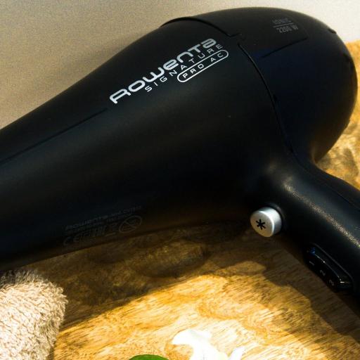 - Secador de pelo profesional Rowenta de con motor AC profesional, sistema iónico, 2 posiciones de velocidad, boquilla concentradora y cable extralargo, Color Negro, 2200 W [2]