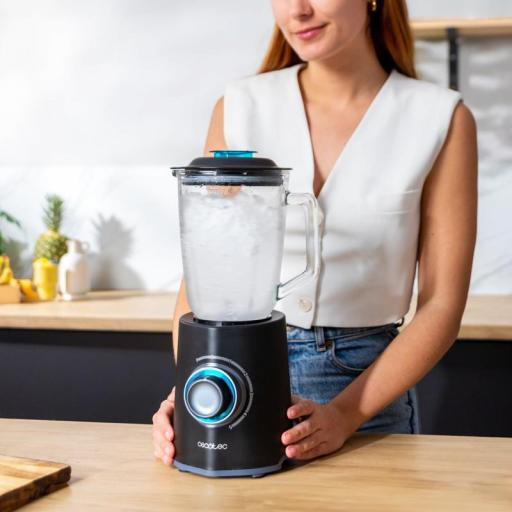  Batidora de vaso cecotec con acacados en acero inoxidable de 2000 W de maxima potencia, con cuchilla con recubrimiento de titanio negro y 1,5 L de capacidad. [2]