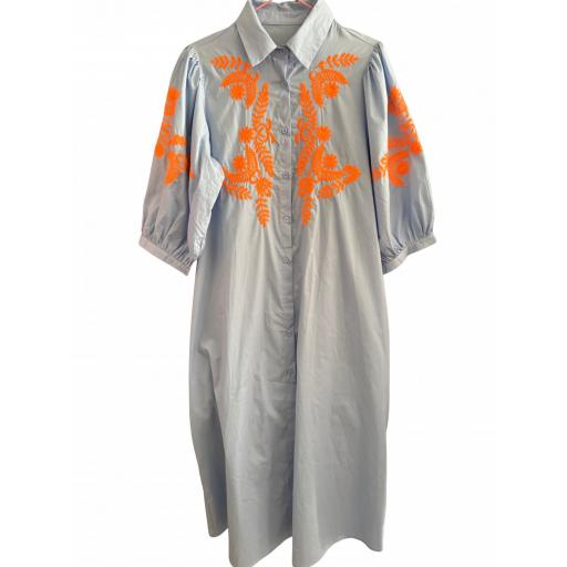 VESTIDO AZUL BORDADO NARANJA