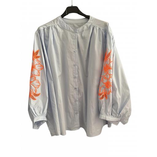 CAMISA AZUL BORDADO FLOR NARANJA [1]