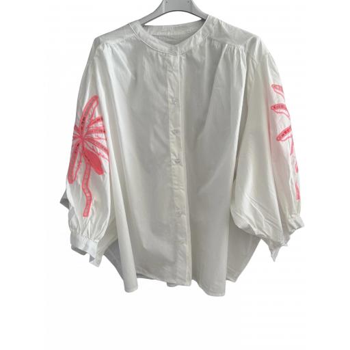 CAMISA BLANCA BORDADO PALMERA ROSA