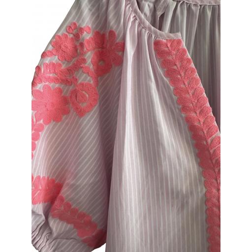 VESTIDO PICO RAYAS ROSA BORDADO  [1]
