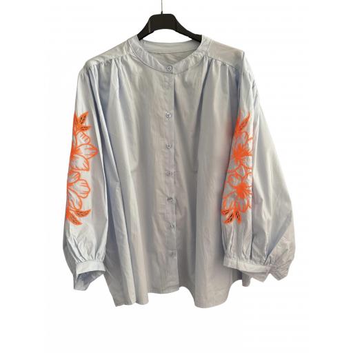 CAMISA AZUL BORDADO FLOR NARANJA