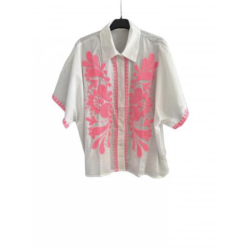 CAMISA BLANCA BORDADO ROSA MANGA CORTA