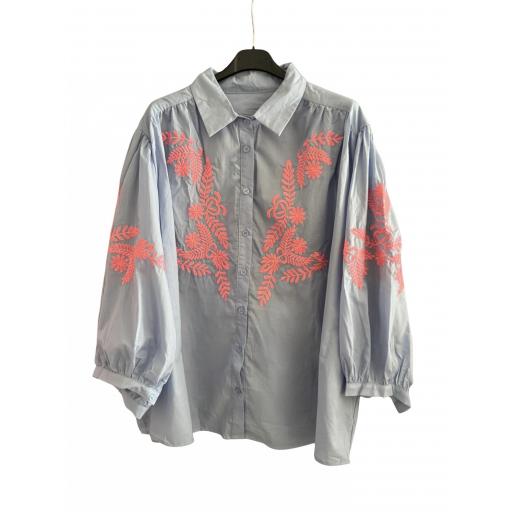 CAMISA AZUL CUELLL BORDADO ROSA