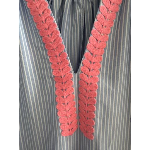 VESTIDO PICO RAYAS AZUL BORDADO ROSA [1]