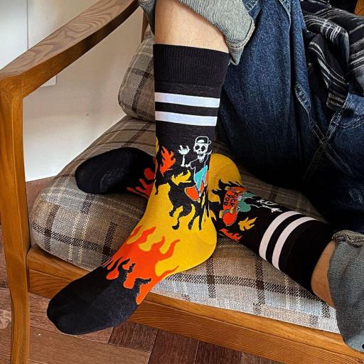 Calcetines divertidos de algodón “sin costuras”. CALAVERA EN PATIN | Kylie Crazy [0]