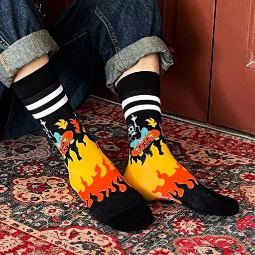 Calcetines divertidos de algodón “sin costuras”. CALAVERA EN PATIN | Kylie Crazy [3]