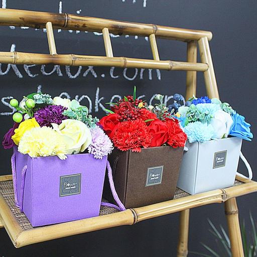 Cubo Bouquet floral de Jabón con Rosas y Claveles Rojos