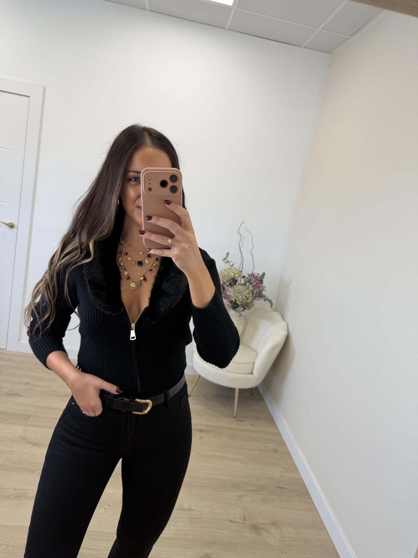 Rebeca Negra Pelito