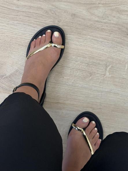 Sandalia Negra Tira Dorada [1]